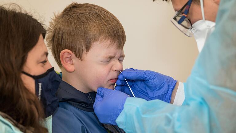 Im Oktober hat in Würzburg die Wü-KiTa-CoV-Studie begonnen: Hier wird beim vierjährigen Timo vom Kinderhaus Schatzinsel in Rottenbauer ein Nasenabstrich gemacht. Im Oktober hat in Würzburg die Wü-KiTa-CoV-Studie begonnen: Hier wird beim vierjährigen Timo vom Kinderhaus Schatzinsel in Rottenbauer ein Nasenabstrich gemacht.