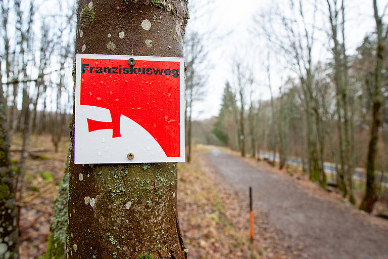 Der Franziskusweg ist mit einem 'T' ausgeschildert. Bis Station 8 ist er rollstuhlgerecht. Der Franziskusweg ist mit einem 'T' ausgeschildert. Bis Station 8 ist er rollstuhlgerecht.