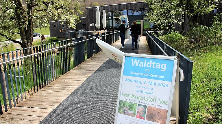 Entdecken, staunen, mitmachen: Am Sonntag geht es rund ums Steigerwald-Zentrum um Holz, Bäume und Wald. Entdecken, staunen, mitmachen: Am Sonntag geht es rund ums Steigerwald-Zentrum um Holz, Bäume und Wald.