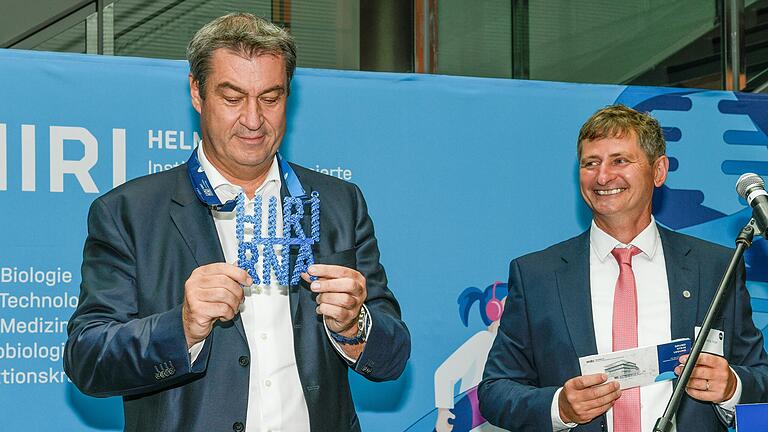 Erinnerung an seinen Besuch für Markus Söder: Von HIRI-Direktor Jörg Vogel (rechts) erhielt der Ministerpräsident eine RNA aus dem 3D-Drucker zum Umhängen.