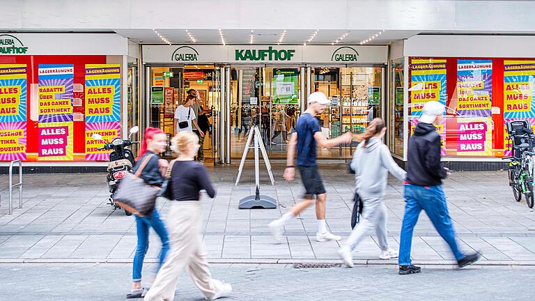 Das Ende von Galeria Karstadt Kaufhof in Schweinfurt ist eingeläutet: Mit großen bunten Plakaten in den Schaufenstern werden Passanten auf den Lagerräumungsverkauf aufmerksam gemacht.