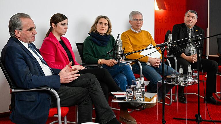 Am Montag stellten sich (von links) der Bundestagsabgeordnete Paul Lehrieder (CSU) und die Kandidatinnen Katharina Räth (SPD), Jessica Hecht (Bündnis90/Die Grünen) sowie die Kandidaten Andrew Ullmann (FDP) und Federico Beck (AfD) den Fragen der Main-Post-Leserinnen und Leser.&nbsp;