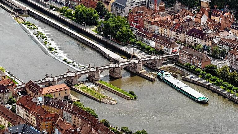 Ein marodes Wahrzeichen: Die Alte Mainbrücke in Würzburg zählt zu den sanierungsbedürftigsten Brücken in Unterfranken.