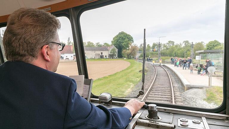 Die Mainschleifenbahn mit Lokführer Bernd Obergruber kurz vor dem Halt in Seligenstadt. Was die Freunde und Förderer der Strecke gerne hätten, das wäre eine Verbindung ins allgemeine Bahnnetz und den Würzburger Hauptbahnhof als Endhaltestelle.