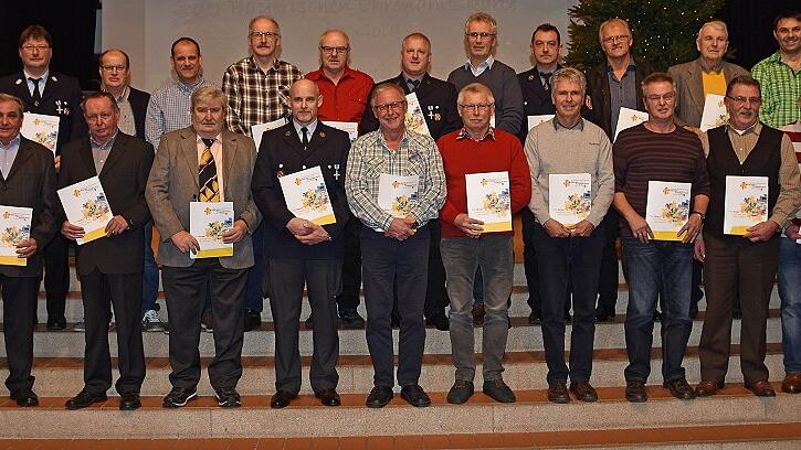 Männer aus den Freiwilligen Feuerwehren Rudendorf und Steinsfeld wurden mit der Bayerischen Ehrenamtskarte in Gold und der Dankurkunde des Landkreises geehrt. Unser Bild zeigt die Geehrten sowie Landrat Wilhelm Schneider (hinten links) und Monika Strätz-Stopfer, Leiterin des Koordinierungszentrums Bürgerschaftliches Engagement am Landratsamt (links).