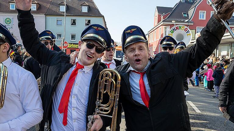 Die Sunny Boyz machten beim Schweinfurter Faschingszug mit fetzigen Rhythmen wieder mächtig Stimmung.