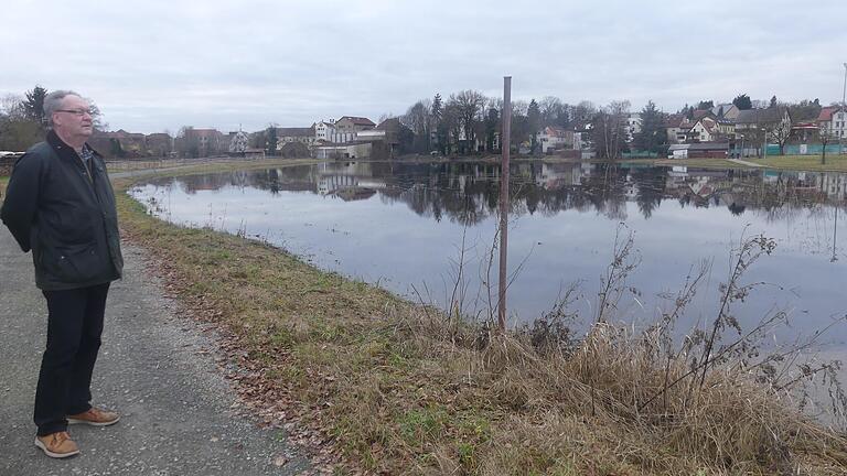 Trübe Aussichten für den Wurmsee: Hans Jörg Lang stellt sich darauf ein, dass das Wasser an der ehemaligen Brauerei demnächst abgelassen wird.