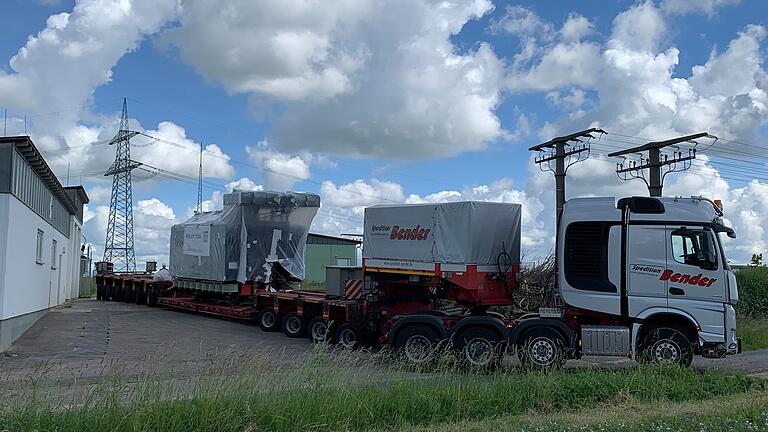 Der neue Transformator wurde als Schwerlasttransport angeliefert.