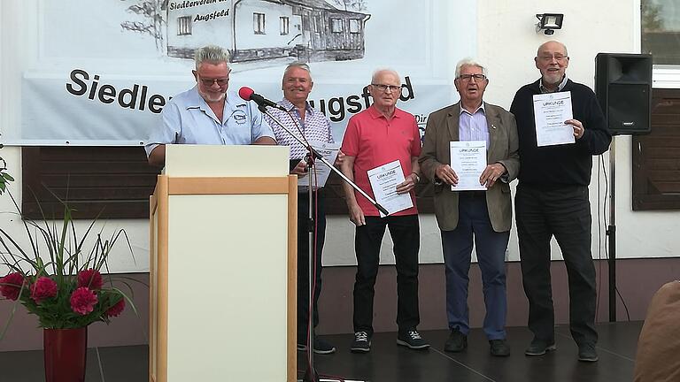 Für 40-jährige Mitgliedschaft wurden geehrt: von links 1. Vorstand Dieter Jäger, Roland Böhnlein, Anton Hofmann, August Werner, Diethard Konrad; es fehlen Helmut Englert, Walter Krapf, Theresia Jorissen.