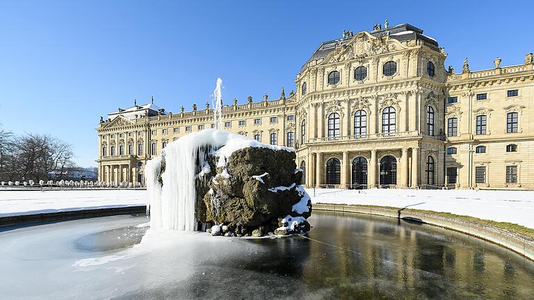 Temperaturen bis -20 Grad Celsius und Dauerfrost sorgten im Winter 2021 für einen Kälteschock, sodass selbst der Brunnen im Hofgarten der Residenz von Eis bedeckt ist.&nbsp;