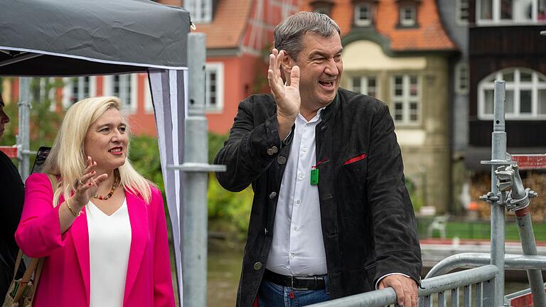 Bayerns Ministerpräsident Markus Söder (CSU) und die Bayerische Ministerin für Europaangelegenheiten und Internationales, Melanie Huml (CSU).