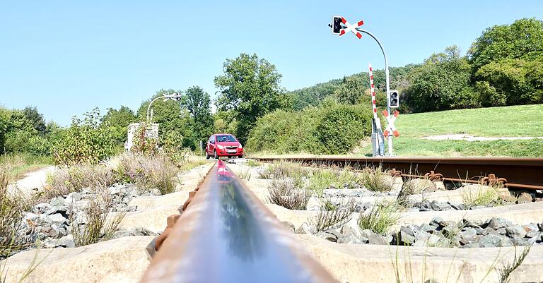 Wenn ein Auto über den Bahnübergang Hetschingsmühle fährt, sieht es für einen Moment so aus, als würde es auf den Schienen fahren. Das liegt am ungewöhnlichen Winkel, in dem Straße und Schiene hier aufeinandertreffen (Archivbild).