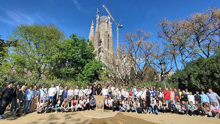 Die Gruppe aus Würzburg vor der Sagrada Familia.