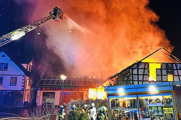 Stundenlang kämpften rund 140 Einsatzkräfte von zwölf Feuerwehren gegen die Flammen. Stundenlang kämpften rund 140 Einsatzkräfte von zwölf Feuerwehren gegen die Flammen.