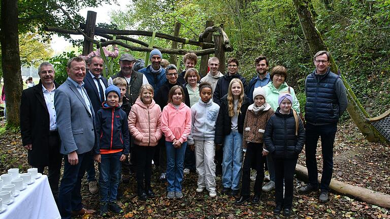 Das Projekt 'Fit im Wald' von Realschule und Mittelschule Ochsenfurt hat viele Väter und Mütter. Im Bild Beteiligte und Förderer gemeinsam mit Schülerinnen und Schülern der Realschule.&nbsp;