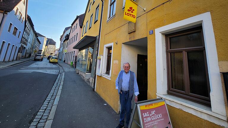 Die Kneipe Mangold in Münnerstadt - Hubert Mangold vor seiner Gastwirtschaft an der Riemenschneiderstraße in Münnerstadt. Die Kneipe Mangold in Münnerstadt - Hubert Mangold vor seiner Gastwirtschaft an der Riemenschneiderstraße in Münnerstadt.