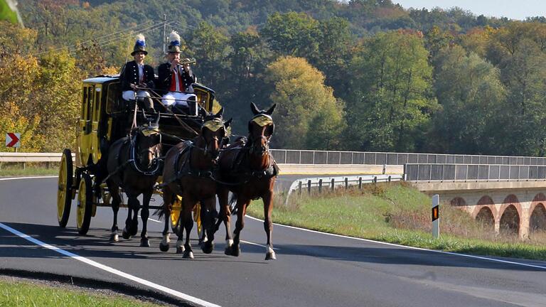 Im Saaletal bei Kleinbrach fährt die Postkutsche vor herbstlicher Kulisse. Foto: Werner Vogel       -  Im Saaletal bei Kleinbrach fährt die Postkutsche vor herbstlicher Kulisse. Foto: Werner Vogel