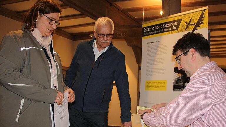 Alle Hände voll zu tun hatten die Wahlhelfer am Sonntagabend. Im Foyer des Kitzinger Rathauses nimmt Frank Winterstein die Unterlagen von Antje Fexer und Manfred Marstaller entgegen.