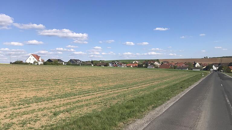 Auf dieser Ackerfläche am Nordrand des Stadtteils Dürrnhof sollen insgesamt zwölf neue Bauplätze entstehen.