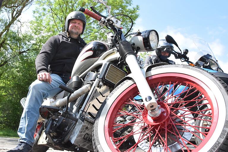 Eine modifizierte Suzuki von Tommy Stäblein mischt sich unter die Harleys.