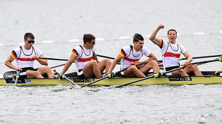 Geschafft! Während der Schweinfurter Lorenz Grimm (rechts) den Titelgewinn bejubelt, fällt bei (von links) Cornelius Conrad, Kjell Richter und Oscar Krause erst einmal der Druck ab.