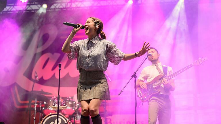 Die Band Lawrence brachte das Publikum beim Würzburger Hafensommer zum Kochen. Gracie Lawrence beeindruckte dabei mit einer Stimme, die an Joe Cocker und Whitney Houston erinnert.