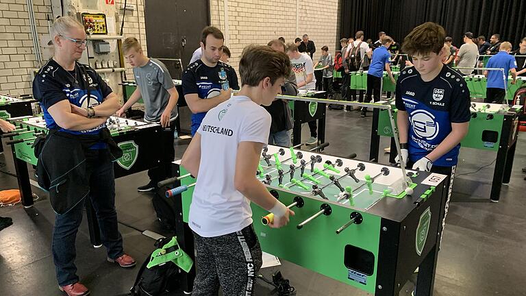 Yuri Schulz (rechts) sorgte bei der deutschen Meisterschaften der Tischfußballer U16 in Hamburg für eine Sensation.