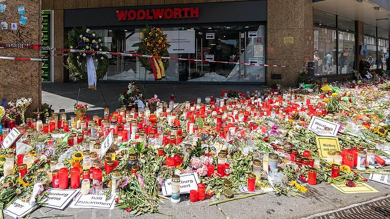 Blick auf die Gedenkstätte am Barbarossaplatz in Würzburg. Am 25. Juni 2021 wurden hier in einem Kaufhaus bei einer Messerattacke drei Menschen getötet und weitere neun zum Teil schwer verletzt.