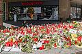Blick auf die Gedenkstätte am Barbarossaplatz in Würzburg. Am 25. Juni 2021 wurden hier in einem Kaufhaus bei einer Messerattacke drei Menschen getötet und weitere neun zum Teil schwer verletzt.