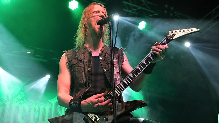 Finnischer Folk mit dezenten Death-Metal-Anleihen: Ensiferum mit Gitarrist und Sänger Petri Lindroos.