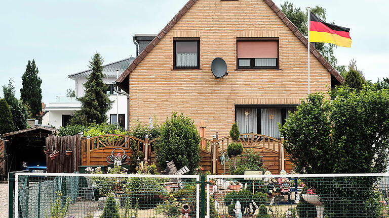 Haus mit Garten.jpeg       -  Eine Studie sieht eine bröckelnde Mittelschicht in Deutschland.