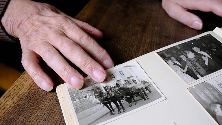 Peter Ames hat in seinem Fotoalbum noch ein Bild mit dem Pferdefuhrwerk, das als erstes Transportmittel bei der Bad Königshöfer Männerwallfahrt zum Einsatz kam. Peter Ames hat in seinem Fotoalbum noch ein Bild mit dem Pferdefuhrwerk, das als erstes Transportmittel bei der Bad Königshöfer Männerwallfahrt zum Einsatz kam.