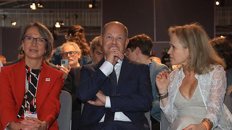 25. Welt-Aids-Konferenz       -  Bundeskanzler Olaf Scholz (SPD, M), sitzt bei der Eröffnung der 25. Welt-Aids-Konferenz zwischen Birgit Poniatowski (l), Geschäftsführerin der International AIDS Society (IAS) und Sharon Lewin (r), Präsidentin der International AIDS Society.