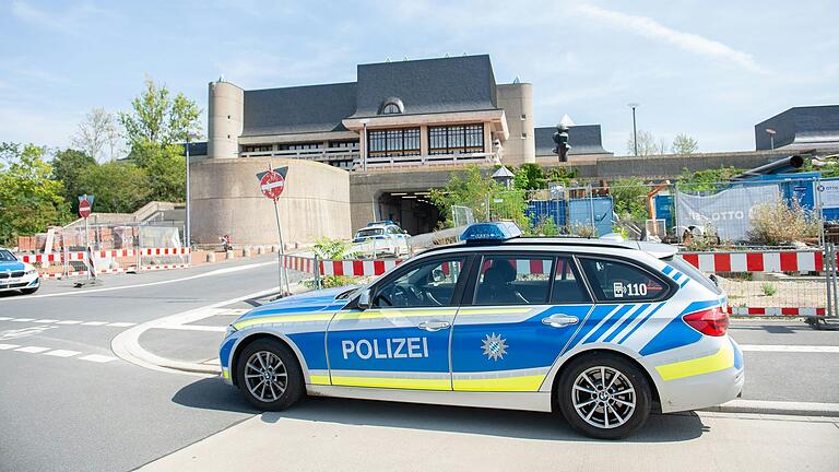 Am Freitagmittag kam es zu einem Großeinsatz der Polizei am Hubland-Campus der Universität Würzburg. Am Freitagmittag kam es zu einem Großeinsatz der Polizei am Hubland-Campus der Universität Würzburg.