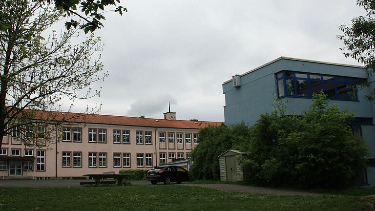 Der Stadtrat lässt derzeit prüfen, wie es mit der Grundschule (Mitte) und der Mittelschule (rechts) am Lülsfelder Weg in Gerolzhofen baulich weitergehen soll. Der Stadtrat lässt derzeit prüfen, wie es mit der Grundschule (Mitte) und der Mittelschule (rechts) am Lülsfelder Weg in Gerolzhofen baulich weitergehen soll.