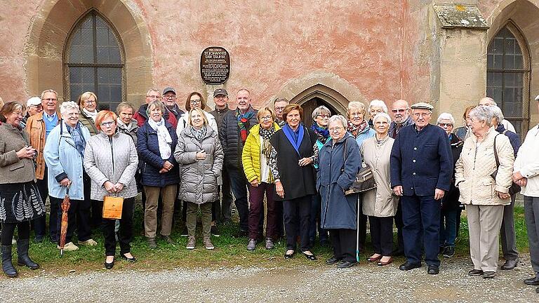 Die Besucher vom heimatgeschichtlichen Arbeitskreis aus Scheßlitz in der Fränkischen Schweiz  - hier vor dem Eingangsportal zur Grablege -  zeigten sich beeindruckt von den historischen Erinnerungsmalen.