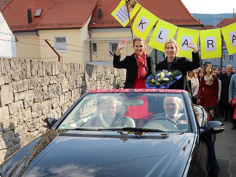 Randersacker empfängt im März die frisch gewählte Fränkische Weinkönigin Klara Zehnder (rechts, mit Vorgängerin Silena Werner).