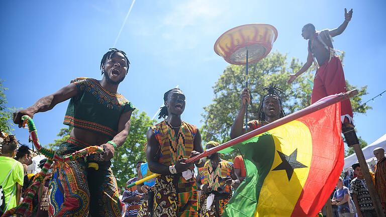 Daniel Peter       -  Zahlreiche Menschen besuchen am Sonntag (02.06.19) das Africa Festival auf den Mainwiesen in Würzburg. Das Africa Festival gilt als größtes Festival für afrikanische Musik und Kultur in Europa, jedes Jahr kommen um die 100.000 Besucher auf die Mainwiesen.