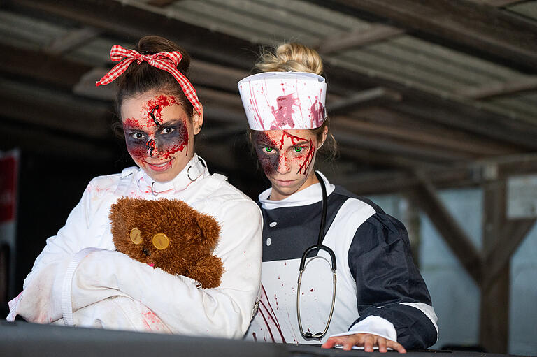 Teil der Erschrecker-Crew im Freizeitland Geiselwind 2021: Ida Blättner (links) und Lilli Gsell .