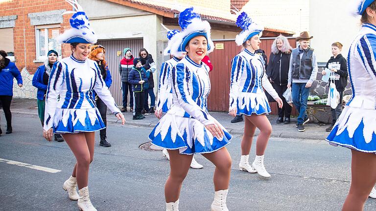 Beim Faschingsumzug in Wargolshausen feiern Groß und Klein ein buntes Fest mit vielen Umzugswagen, Bratwurst und Getränken und den unterschiedlichsten Kostümen.