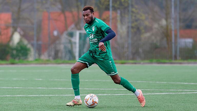 Erzielte seine Saisontore 24, 25 und 26: Heidingsfelds Osakpolor Iyore, hier im Spiel gegen Giebelstadt, führte sein Team mit drei Treffern zum Sieg gegen Gelchsheim. Erzielte seine Saisontore 24, 25 und 26: Heidingsfelds Osakpolor Iyore, hier im Spiel gegen Giebelstadt, führte sein Team mit drei Treffern zum Sieg gegen Gelchsheim.