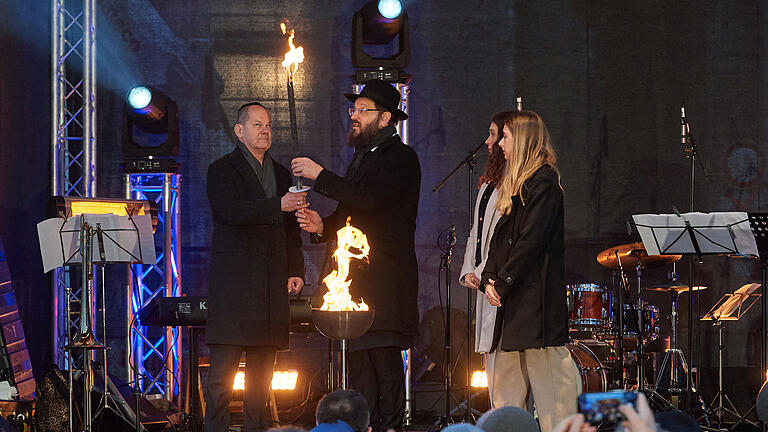 Chanukka-Leuchter am Brandenburger Tor entzuendet.jpeg       -  Vor dem Brandenburger Tor in Berlin wurde am Donnerstag  das erste Licht an einem zehn Meter hohen Chanukka-Leuchter durch Rabbiner Yehuda Teichtal und Bundeskanzler Olaf Scholz entzündet.