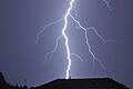 Blitze durchzuckten am Mittwochabend den Himmel über den Landkreis Kitzingen. Der Deutsche Wetterdienst hatte vor 'extremem Gewitter' gewarnt (Archivbild).