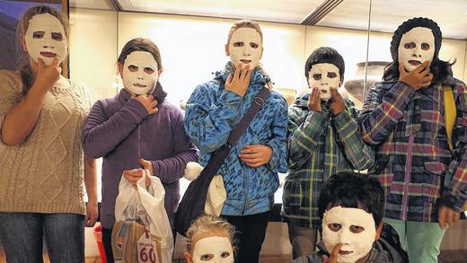 Der Gipsmaskenkurs mit der Kuratorin Christine Wehe Bamberger im Rahmen der 29. Kunstausstellung in Bad Königshofen war auch gleichzeitig der Abschluss der Ausstellung, die auf große Resonanz gestoßen ist.