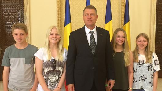 Simon, Paulina, Marie und Lea (von links) haben Barack Obama eines voraus. Sie wurden vom rumänischen Präsidenten Klaus Johannis (Bildmitte) empfangen und durften sich mit ihm fotografieren lassen. Simon, Paulina, Marie und Lea (von links) haben Barack Obama eines voraus. Sie wurden vom rumänischen Präsidenten Klaus Johannis (Bildmitte) empfangen und durften sich mit ihm fotografieren lassen.