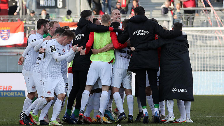 In der Liga konnten die Würzburger Kickers am Samstag einen Sieg bejubeln. Klappt das auch heute im Pokal-Derby gegen Schweinfurt? In der Liga konnten die Würzburger Kickers am Samstag einen Sieg bejubeln. Klappt das auch heute im Pokal-Derby gegen Schweinfurt?