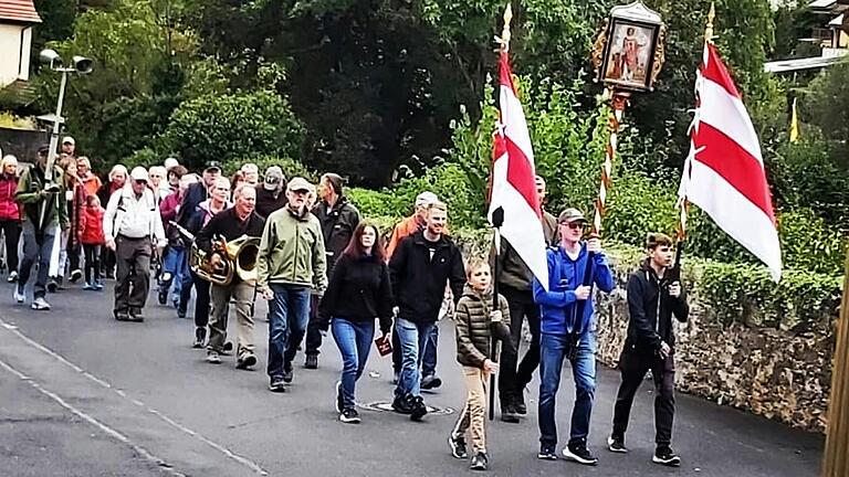 Zum Fest 'Maria Namen', machten sich vor einigen Tagen rund 40 Pilger aus Schwemmelsbach betend und singend auf den Weg nach Retzbach, zu Maria im grünen Tal, dem ältesten Wallfahrtsort des Bistums Würzburg.