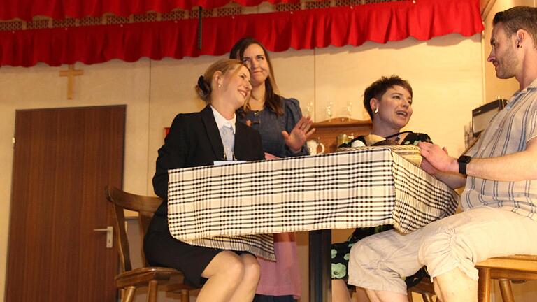 Die Damen (v. l.) Wilma (Marina Zahn), Frieda (Semina Weidner) und Rosi (Hannah Stockmann) sind hingerissen von Gesundheitsapostel Manni ( Enrico Jopp).       -  Die Damen (v. l.) Wilma (Marina Zahn), Frieda (Semina Weidner) und Rosi (Hannah Stockmann) sind hingerissen von Gesundheitsapostel Manni ( Enrico Jopp).