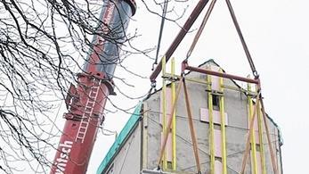 Ein Haus zieht um: Spektakulärer Kalthaus-Transport nach Fladungen