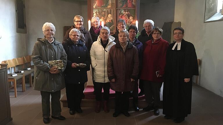 Sein 30-jähriges Bestehen feierte der Abtswinder Frauenkreis im Gottesdienst am Sonntag. Ein kleines Dankeschön gab es für Eva Layh (links), die 20 Jahre als Leiterin fungierte, und ihre Nachfolgerin Margarete Hanselmann (vorne 2. von links).